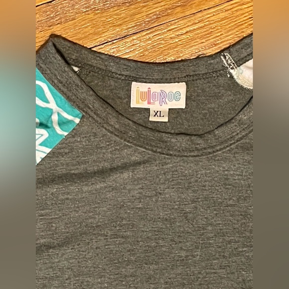 NWOT Lularoe Randy Tee - Picture 4 of 4